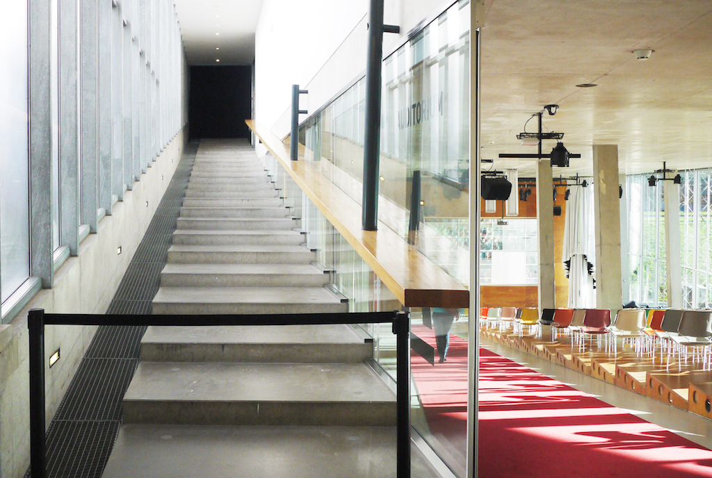 图3_kunsthall rotterdam-staircase and auditorium